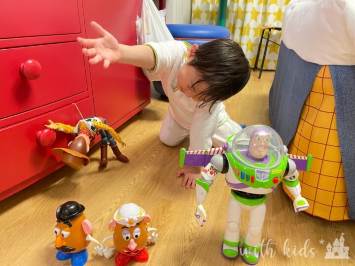 トイストーリーホテルで遊んでる子供
