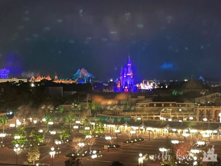 東京ディズニーランドホテル パークビュー客室から見た夜のシンデレラ城とプロメテウス火山