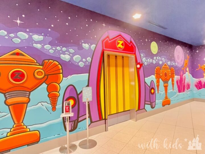 東京ディズニーリゾートトイストーリーホテルのエレベーターホールがザーグ